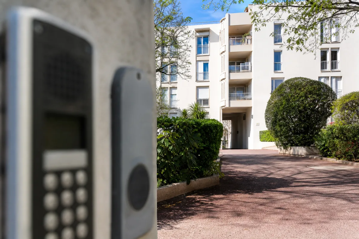 Résidence des années 1970 avec digicode et portes sécurisées dans un quartier de Vitrolles